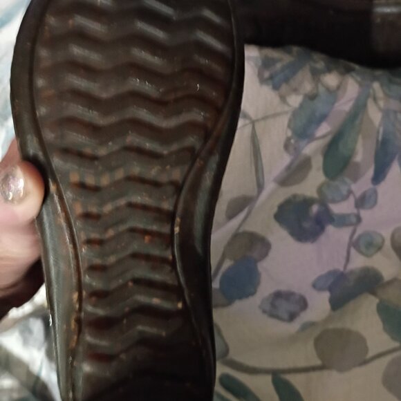 Ugg weather proof size 6 ugg boots - Picture 2 of 4